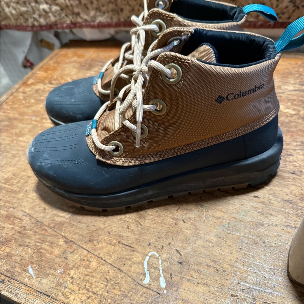 Columbia Women Tan and Black Snow Boots